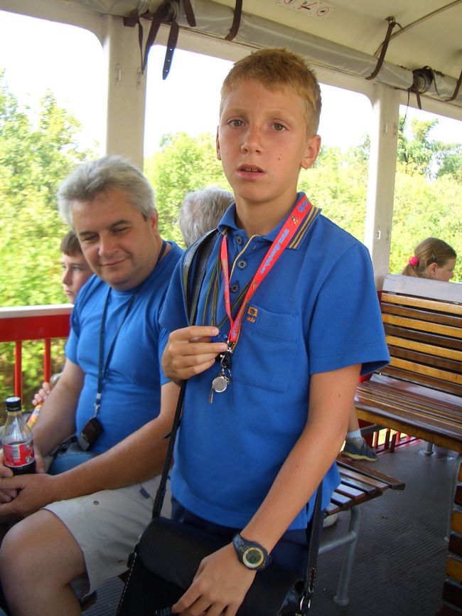 切符担当の子の後に続いて、お決まりの笛の売り子がやってきます。写真にも快く写ってくれました。