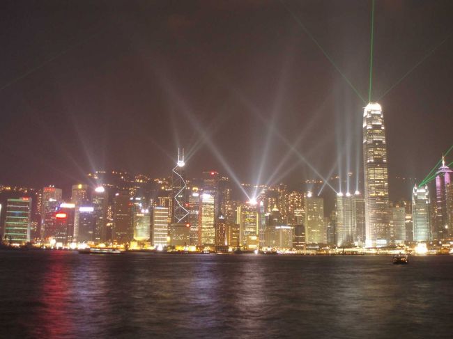 夕方、香港到着。<br />いろんな人種・人間と雑然とした街の様子、前と変わらないエネルギー溢れる感じは健在。う〜ん、この感じはやっぱりワクワクする。<br />ホテル到着後、早速夜景を見に行く。<br />シンフォニーオブライツは初めて見るが、鳥肌が立つくらいかなり感動！！素晴らしい！<br />