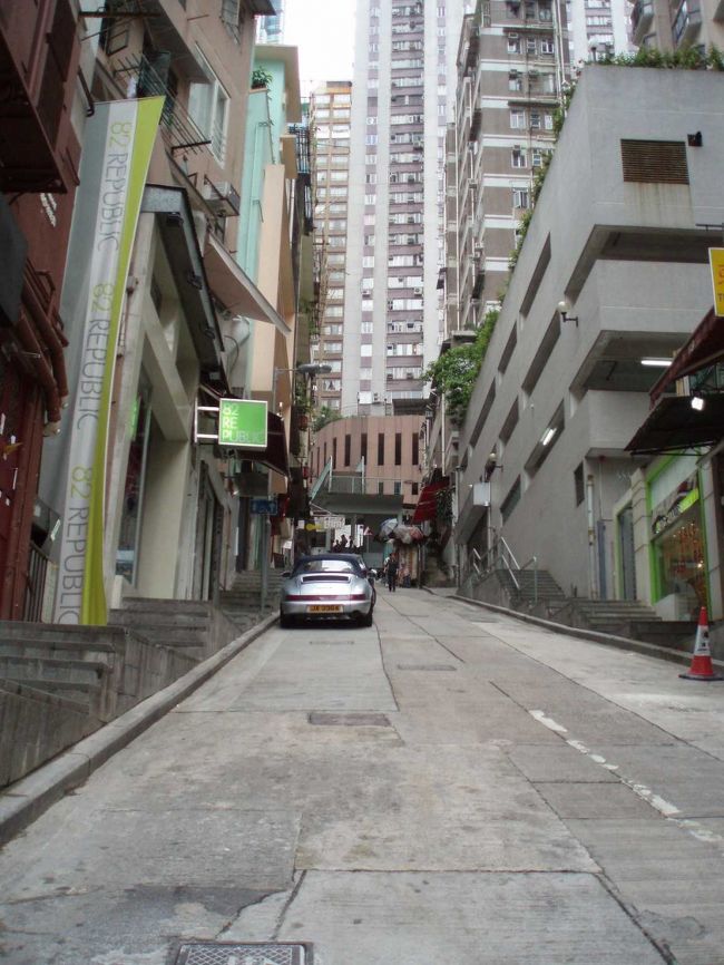 翌日、香港島エリアを歩く。<br />写真では分かりずらいが、恐ろしいほどの坂。車が止まっているのが不思議なくらい急峻な坂。<br />坂の頂点でこけたら、おそらく下まで転がり落ちるでしょう。。。<br />ってなところが多いのが、やはり香港。