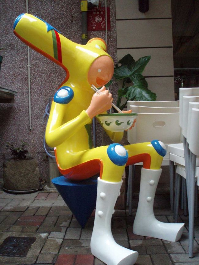 道端で出会った不思議なオブジェ。<br />何気なく置いてあるので、びびる。