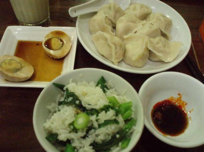 北京料理、餃子を食べる。<br />今回の旅で、当地で中国４大料理を制覇するつもりであったが、不本意ながら香港にて北京料理。<br />しかも、ずいぶんリーズナブルなものに。<br />素朴ながら美味しい、白菜の餃子と煮卵。<br /><br />一応、これで４大料理制覇ということで、目標達成！