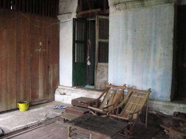 それでも2泊した。<br /><br />部屋は全然掃除されてなくて、僕が着いてから大急ぎで体裁を整えたみたいだけど、バスルームには前の客の嘔吐の跡が残っていた。<br /><br />オーナー婦人の午後は、近所の人とこの場所(写真)で賭けトランプ。<br />宝くじを見せてくれて、当たったら建て替えるの。<br /><br />二人とも悪い人じゃないだけに辛い。<br /><br />"Reality is cruel"<br />ろうそくの灯りのもとで、そんな話をした。<br />婦人は、昔の写真をみせながら、良かった日々の思い出を話してくれた。<br /><br />若き日のふたりが出会い、そして退職した後に、行きはぐれた外国人を受け入れはじめた。良き日々があった。良き日々に出会いたかった。