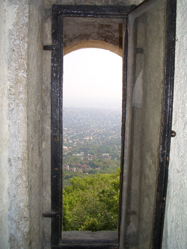 窓から外を・・・。遠くまでよ〜く見えます！！！