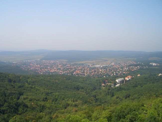 こちらはブダペストとは反対側の景色。赤い屋根が、昨日のセンテンドレを彷彿させる景色です。こんな町にも行ってみたいな〜＠主要な都市だけじゃなくて周辺の町や村にも足を運びたくなっちゃいます。