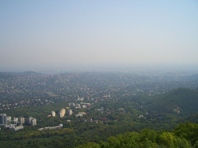 写真の右側の方がブダペストの方面。それにしても遠くまでよく見渡せる、美しい景色です。疲れたけど、登ってよかったな〜〜！こんな景色を見ると達成感は倍増！！