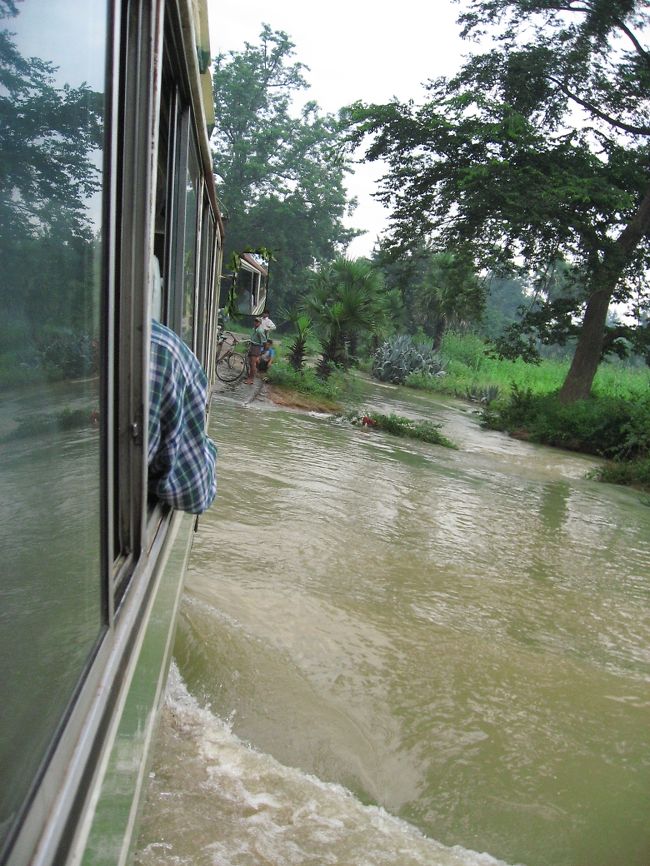 次はモンユワ(Monywa)へ向かうバスに乗る(1000K)。<br /><br />道中には洪水から逃れてきた人々の小屋も。