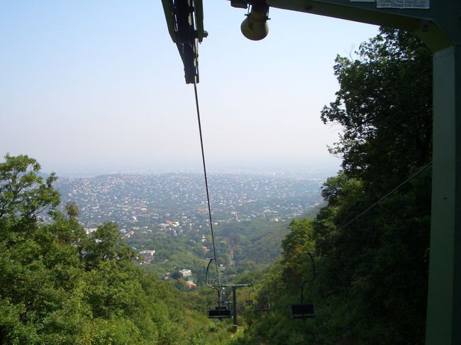 目の前が開けて、こんな景色を見る事ができます！！これを座って見ながら下山だなんて、贅沢〜〜。。この景色を是非とも誰かと共有したいと強く思った、１コマでありました。