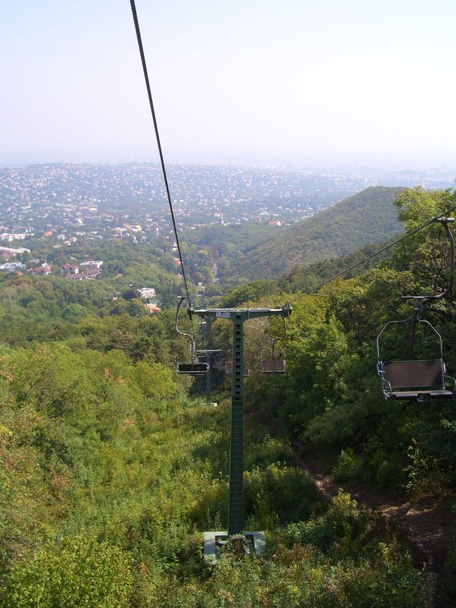 まだまだ続くリフト。これは最高のルートですね。ブダペストに来たなら、是非これを見て頂きたい！そう赤いカバンは思います。