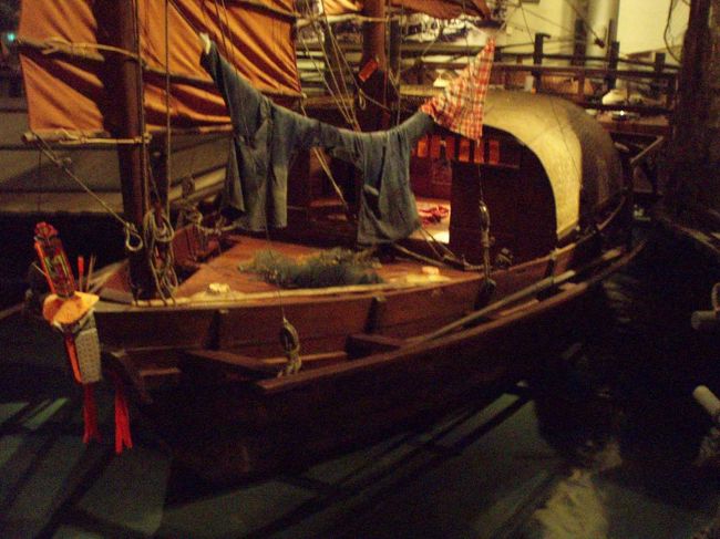 今はみないが、船で生活していた人の家、というか船。