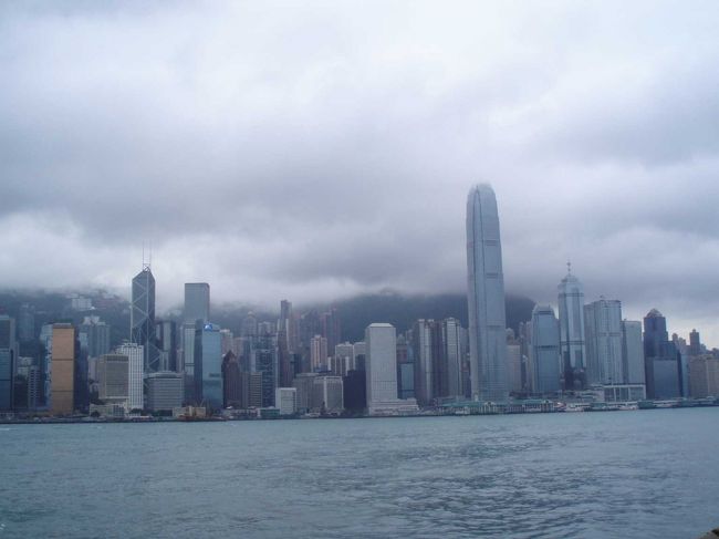小雨になったので、昼間の香港島のビル群を見に行く。どんよりして、また降り出しそう。