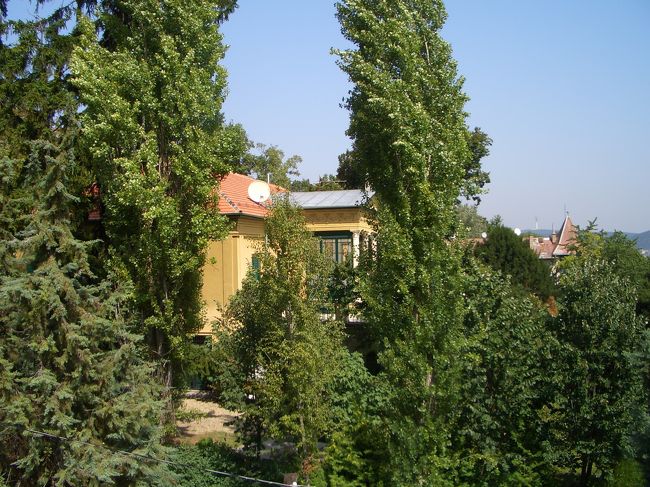 リフトは途中、民家の合間をぬって通ります。ここに住む人は、だいぶ迷惑だろうな〜。。