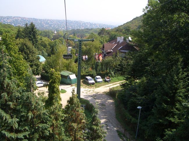 やっとこさ、人とすれ違いました。リフトもあとちょっとでしょうね。目線に見える景色の位置がだいぶ下がってきました。