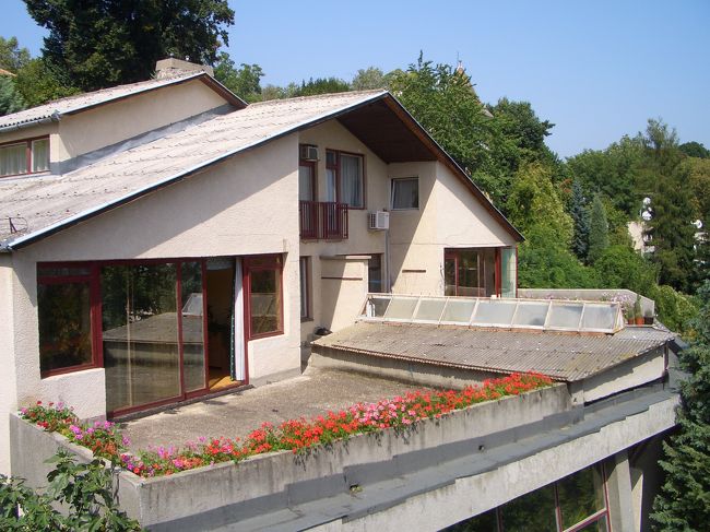 リフトから民家を臨む。こんな間近を通ります。