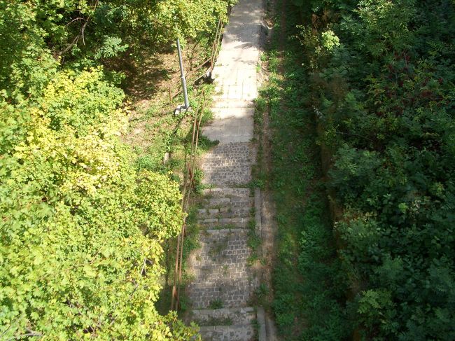 真下を見ると・・・おお〜こわ！！この距離で落ちたら死ぬ〜〜＠＠；