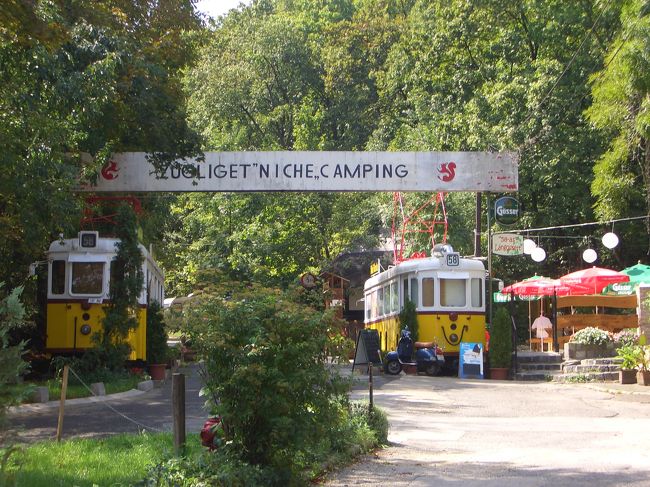 スリル満点、景色満点のリフトを楽しんだ後、駅を出たところにトラム型のカフェを発見。へ〜かわいいな〜ってことでパチリ♪