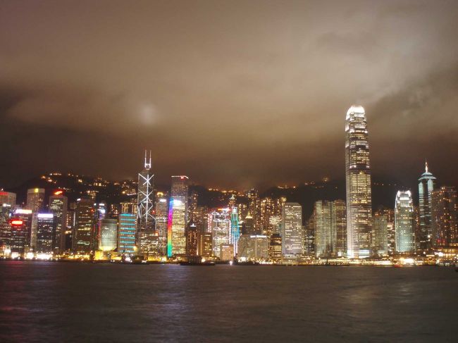 先日よりも、雲が減って空の暗みが増したのか、<br />明かりが夜空に映える