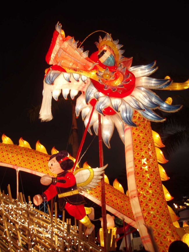 プロムナード沿いには、中国のお祝い事には欠かせない動物・龍のオブジェが。<br />香港返還今年で１０周年だからか、イベントが多いようです、今年は狙い目か。