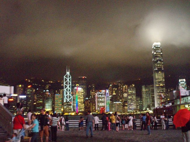 夜になり、先日に引き続き夜景を見に行く。<br />プロムナードに近づくにつれ、その異様さが伝わってくる。遠目から見ると、香港島側のビル群が浮きだって見える、素晴らしい。
