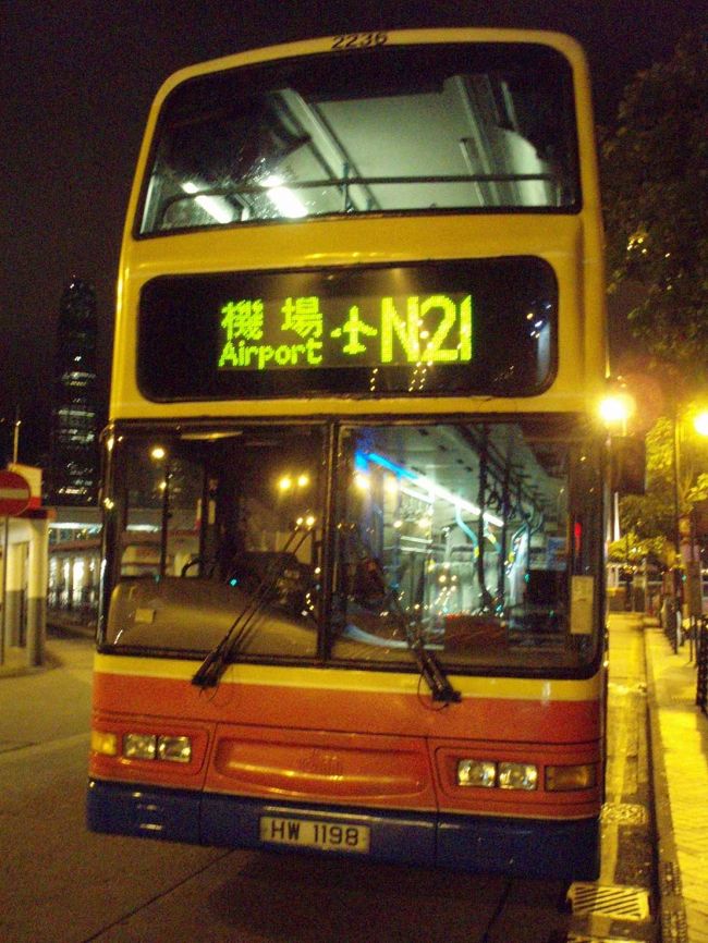 翌日、早朝。<br />帰国するため、香港国際空港へエアポートバスで。<br />飛行機を利用する客よりも、空港で働く人の方が圧倒的に多い。それに冷房が効きすぎ、寝ようとしたが、寒すぎて寝れず。<br /><br />１時間後空港到着、なんとか、台風を外して、無事帰国へ。