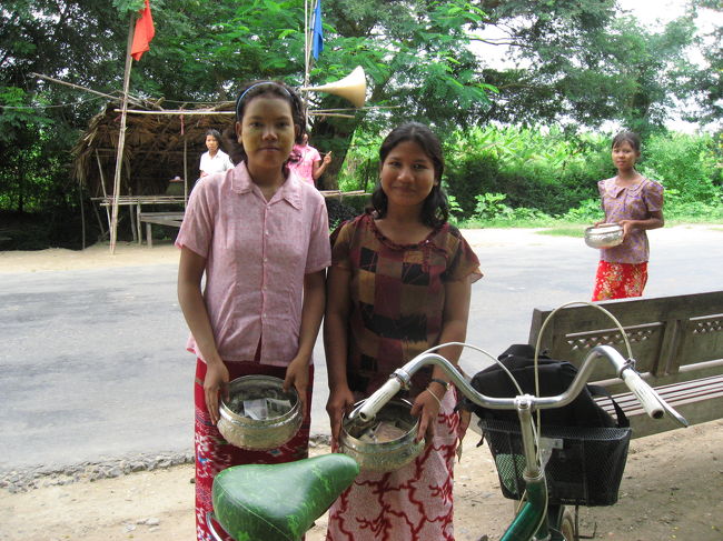モンユワでは、自転車でボディ･タタウンへ。<br /><br />道路沿いで寄進を求める女の子たちは、自転車で移動するときのオアシス。<br /><br />まるで蜘蛛の巣に捕まった蛾のように、大歓迎。<br />どうやら目的地への分岐点は行き過ぎてしまったらしいけど、迷うことも楽しい。