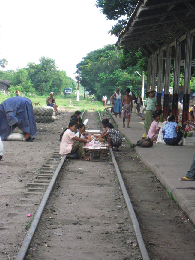 シュエボー駅。<br />ここから列車でナバ(Naba)へ。アッパークラスで13ドル。<br /><br />シュエボーは宿泊可能(たしか8000Kくらい)だけど、あまりお勧めできないレベル。<br /><br />町外れにビアステーション有。のんびりと雰囲気がよい。<br /><br />また、シュエボー市内の宿やお店では、一切ドルが使えず、両替できる場所も無いので注意。
