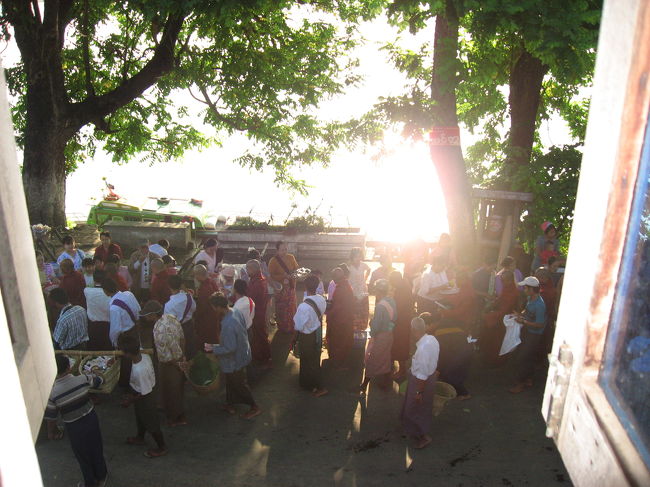 Naba駅には早朝5時ごろに到着。Katha行きの連絡バスが待っている。<br /><br />ひとつ丘を越えてKathaに着き、Ayeyarwady Guest House(4000K)にチェックイン。<br />部屋の窓から眺める托鉢と、イラワジ川に反射する朝日。