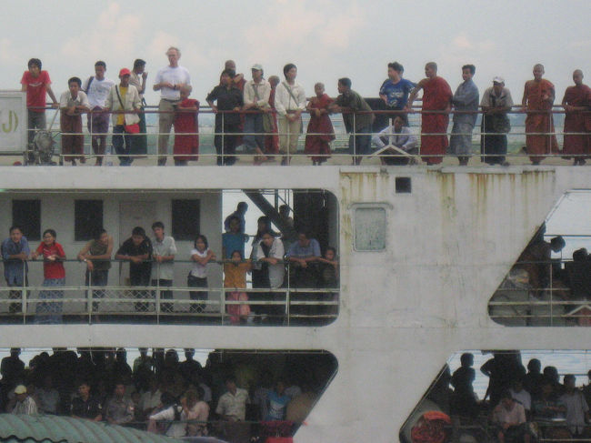 Bhamoから下ってきた舟。<br />一番下のオーディナリークラスは大変そう。<br /><br />この航路の舟は、月水金の朝ににBhamoを出航し、当日の午後4時ごろKathaに寄港し、翌日の夕方にマンダレーに到着する(2006年10月時点)。<br /><br />舟はダブルデッカー(写真のもの)とトリプルデッカーの2種類。<br /><br />ダブルデッカーは2階がキャビン(エアコン無し)、1階がオーディナリー。<br /><br />トリプルデッカーは3階がキャビン(エアコン付き)、2階がツーリストクラス(2段ベッド)、1階がオーディナリー。<br /><br />キャビンの外国人料金はエアコンの有無に関わらず同じなので、せっかく張り込むならば(50ドルくらいする)、トリプルデッカーの舟を選んだほうがお得。