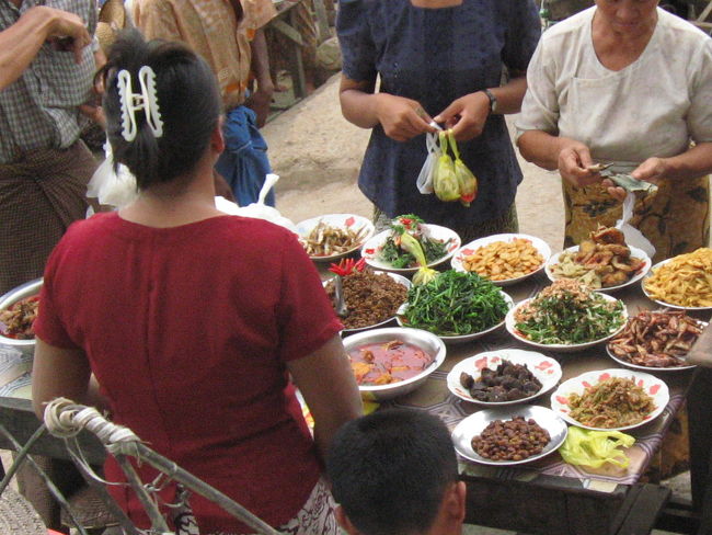 Kathaはイラワジ川の宿場町。<br />舟がやってくるときが一番の賑わい。<br /><br />あまり見るところはないけれど、のんびりとした素敵な町で、ゲストハウスも快適で親切。<br /><br />美味しそうなおかずが並ぶ。