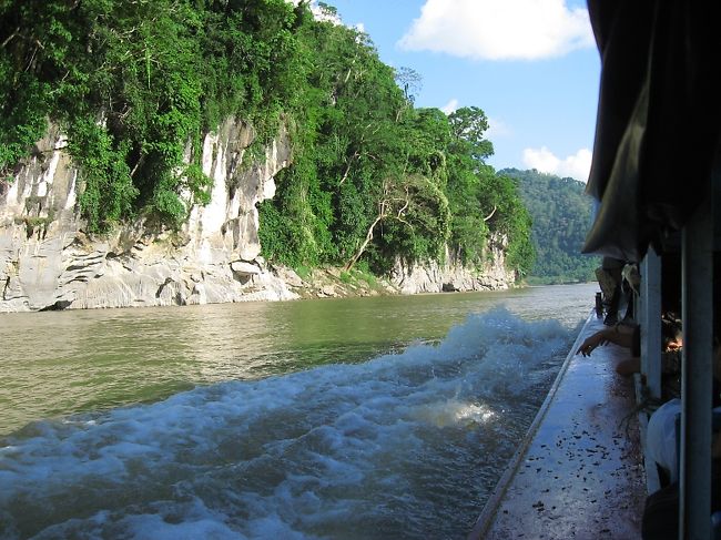 このルートのハイライト。<br /><br />切り立った崖の間を疾走する。