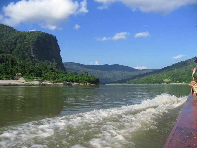 9時半ごろにKathaを出航するファーストボートで、Bhamoに向けてイラワジ川をさかのぼる。8000K。<br /><br />Shweguを過ぎると川幅が急に狭くなり、峡谷を抜ける。