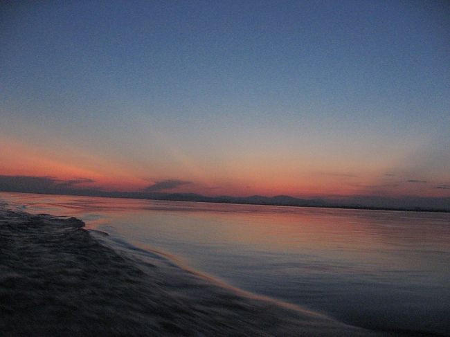 峡谷を過ぎると、川は湖のように広がりはじめ、日が落ちた頃にBhamo到着。