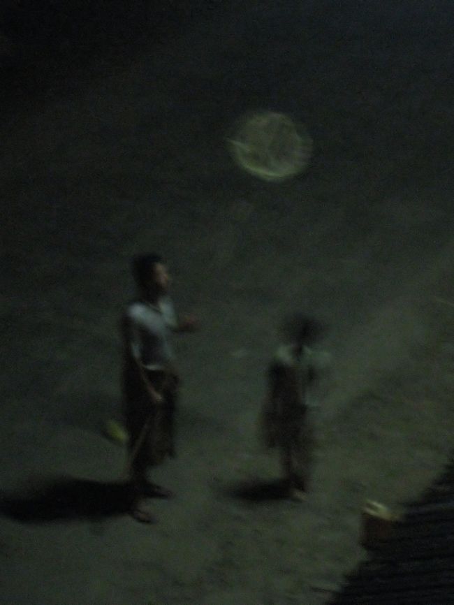 BhamoではFreindship Hotelに宿泊。清潔で快適。温水シャワー(共同だけど)が天国のよう。5ドル。<br /><br />写真はテラスから見下ろしたホテル前。深夜0時半。<br />ホテルの看板の灯りに集まる食用の虫を捕まえる親子。<br /><br />お父さんが追い詰め、こどもが捕まえて小さなかごに入れる。一瞬顔を見合わせ、そして次の獲物に取り掛かる。<br /><br />遠くの灯りから、外したイヤホンのように流れてくる中国語のカラオケ。深夜にも明るいのはホテルとカラオケ。<br /><br />即物的だけど幻想的で、囚われたようにテラスに座り続けた。何も考えられずに、みおろした。