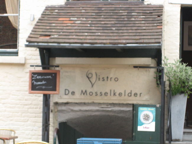 魚市場近くのシーフードレストランで昼食：