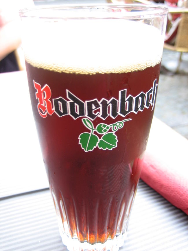 ベルギービール：<br /><br />Ｒｏｄｅｎｂａｃｈ（ローデンバッハ）：<br /><br />「レッドビール」種で　樽で１〜２熟成され、濃厚な赤色と甘酸っぱい酸味が特徴です。度数５％