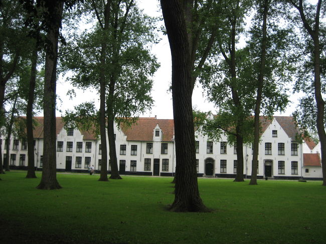 木立の中の閑静な佇まい。<br /><br />現在は２５名のベネディクト修道女達が宗教深い生活を営んでいる。