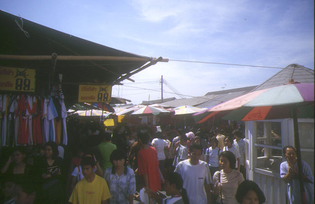 ウイークエンドマーケットです。<br />初海外だと言うのに、友達に「二時間後集合」と<br />言われて一人ぼっちにされました。<br />