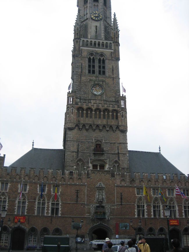 鐘楼：　マルクト広場で一際高く聳え立っている。<br /><br />３６６段の螺旋階段を上るとブルージュの街並みが一望に見渡せる。<br /><br />風物詩にもなっている”カリヨンの鐘”の音色は<br />必聴！