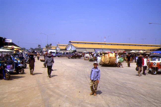 国境到着。大きなマーケット広がっていました。