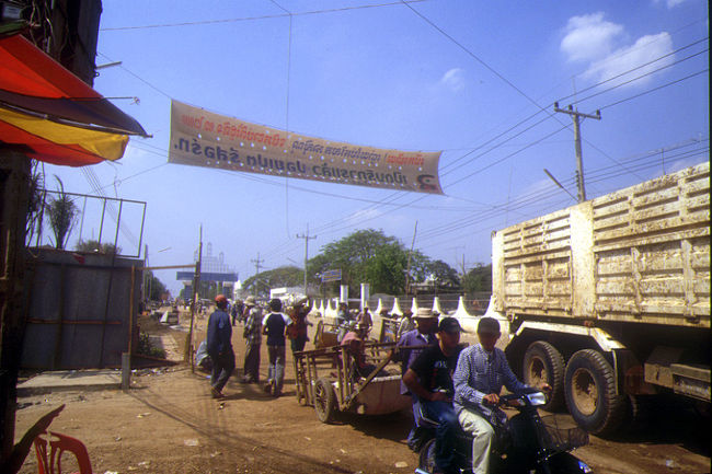 貿易（？）が盛んで、荷物を積んだトラックが<br />たくさん行き来してました。