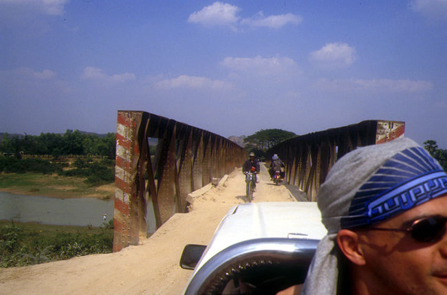 狭い狭い橋でした。<br />渡る時は怖くて写真撮れませんでした。