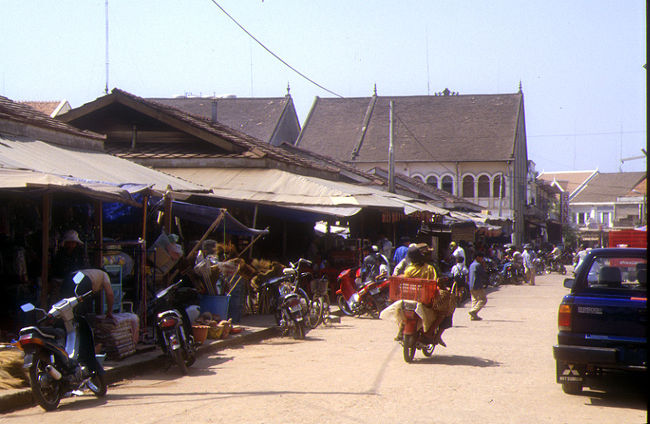 まずはマーケットへ。