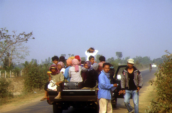 うちらよりもまた過積載なピックアップトラックでした。信じられない。。。