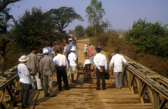 渡る前にチェック！隙間だらけの橋でした。