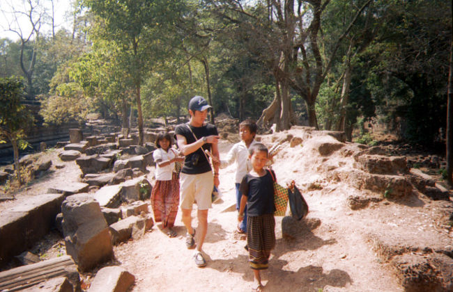 売り子に囲まれている友達