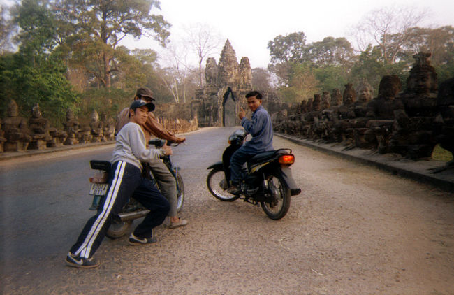遺跡めぐりはバイクタクシーでした。