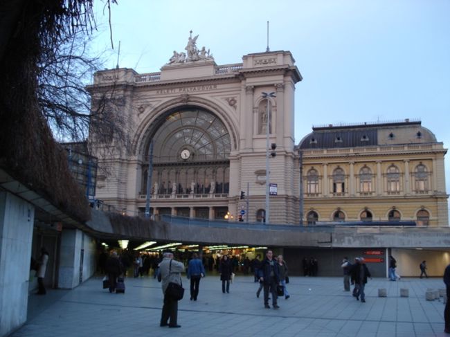 ブダペスト東駅<br /><br />ハンガリー語に戸惑いながら、地下鉄に乗って中心街を目指す