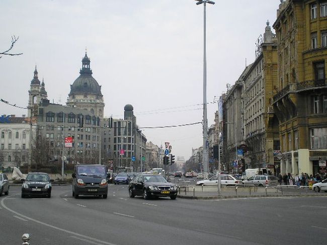 中心部のデアーク・フェレンツ広場付近<br /><br />後ろは聖イシュトゥヴァーン大聖堂