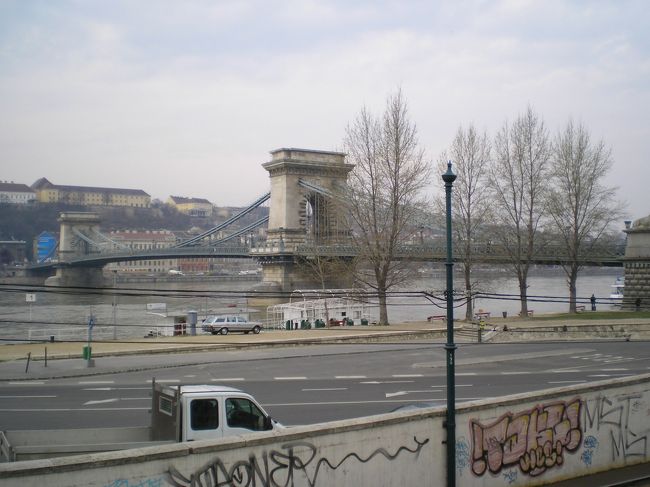 ドナウ川にかかるくさり橋