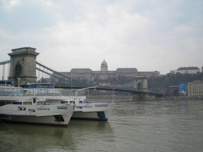 くさり橋と王宮