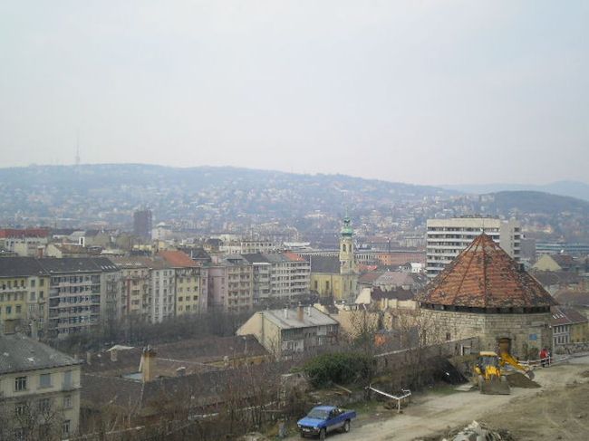 王宮より街の郊外を眺める<br />いまだに共産主義時代のアパート群が廃墟のように残っている。王宮やくさり橋の美しさの影にはまだ厳しい現実があるようだった。